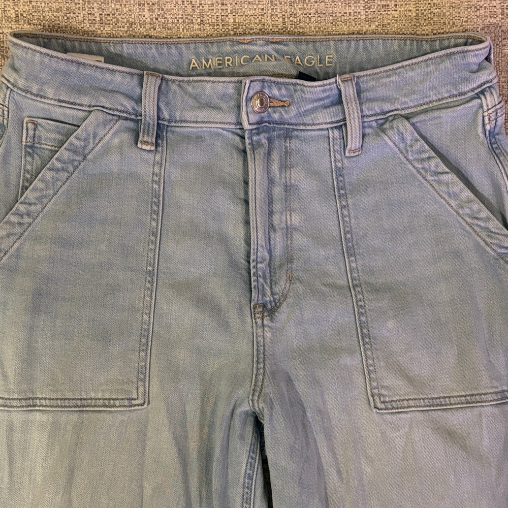American Eagle Outfitters Women's Light Wash very baggy Jeans - Picture 6 of 6